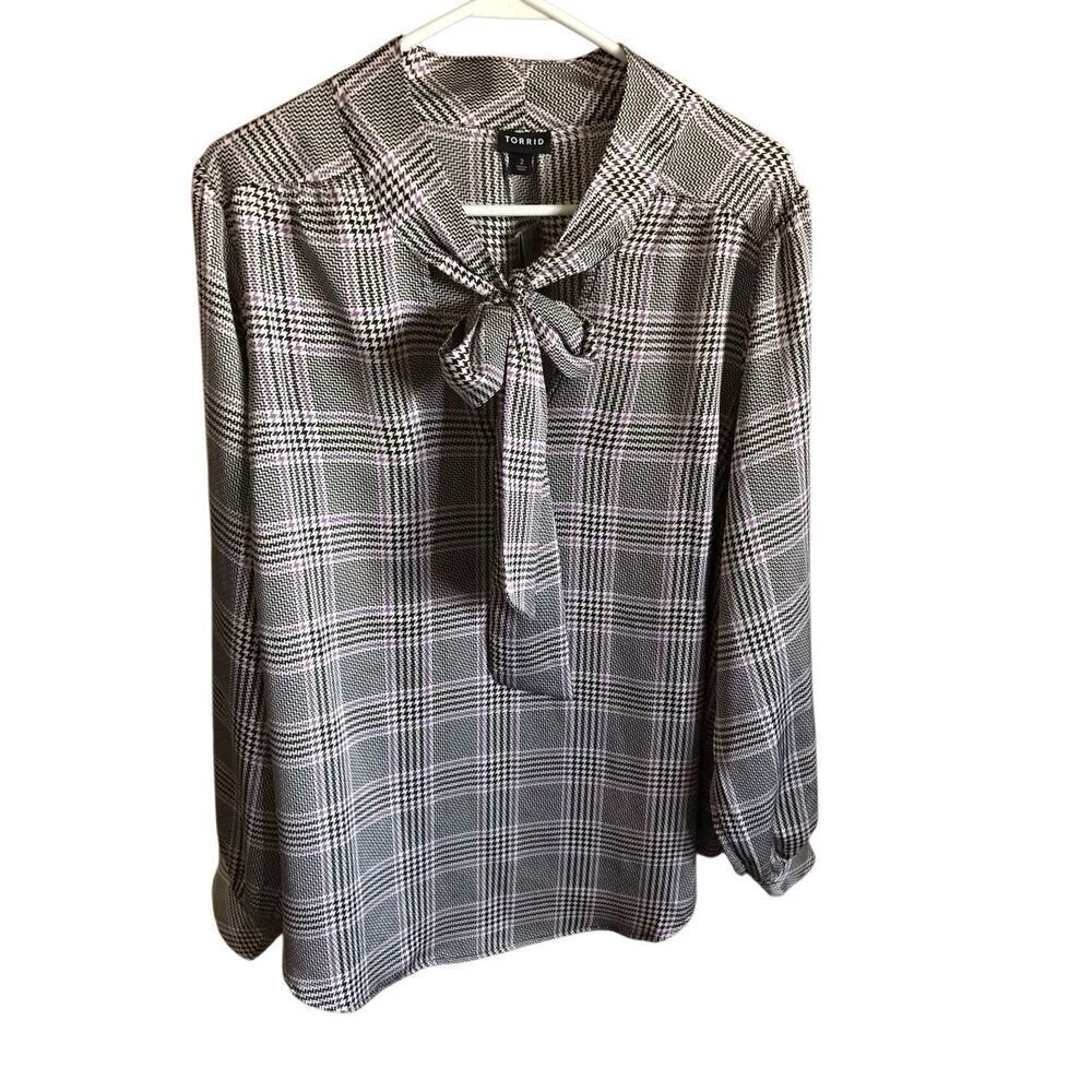 Torrid Studio Bubble Satin Bow Tie Blouse plus Size 2 = 2X 18-20 black white